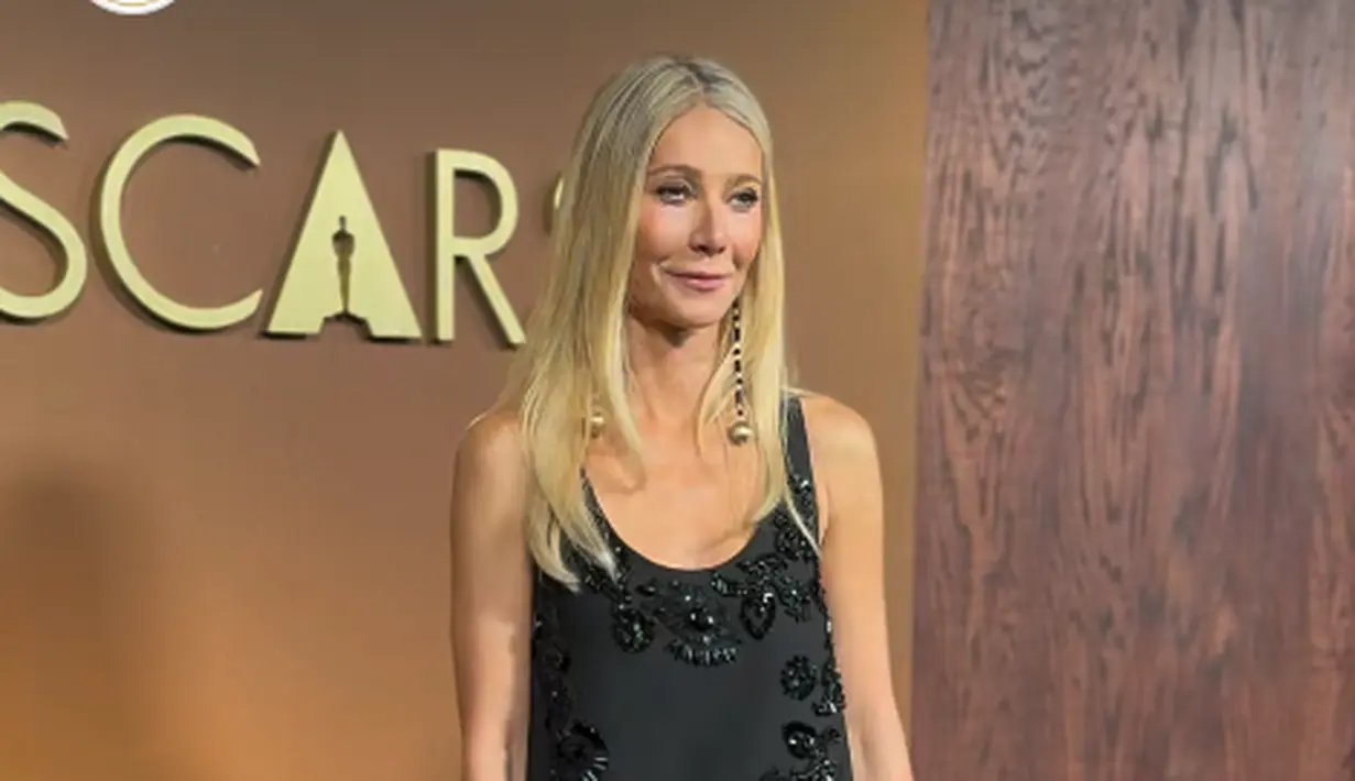 Gwyneth Paltrow tampil awet muda nan anggun dalam balutan embroidered black sleeveless dress. Dipadu dengan anting gantung panjang yang curi perhatian [@theacademy]