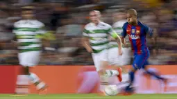 Gelandang Barcelona, Rafael Alcantara, berlari berusaha melewati pemain Celtic. La Blaugrana sejak menit awal langsung mengambil inisiatif serangan. (AFP/Josep Lago)