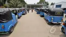 Angkutan Bajaj antre untuk pengisian BBG di salah satu Stasiun Pengisian Gas, Jakarta, Rabu (25/2/2015). Pemerintah akan menggenjot penggunaan BBG dalam rangka konversi dari bahan bakar minyak pada moda transportasi. (Liputan6.com/Faizal Fanani)