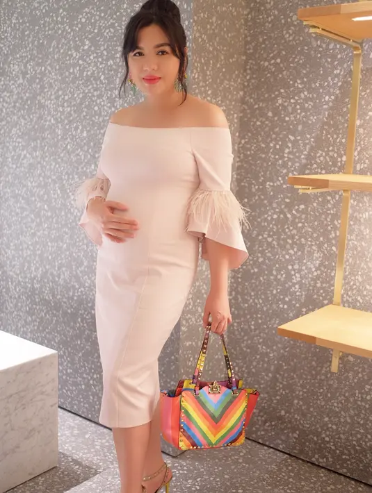 Inginkan yang terbaik untuk buah hatinya, Ade Imam dan Vicky pun mencari banyak nama yang mengandung makna dan doa terbaik. Terpenting, namanya tersebut mencerminkan sosok laki-laki. (Instagram/vickyshu)