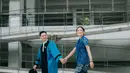 Hadiri wisuda sang kekasih Azriel Hermansyah, Sarah Menzel tampil mengenakan kebaya brokat warna biru lengan pendek. Warna kebaya ini pun senada dengan jubah wisuda Azriel. Kebaya tersebut dipadukan dengan kain tenun yang dijadikan rok pendek olehnya. Serta heels tertutup warna biru berstrap. [@ssarah_menzel].