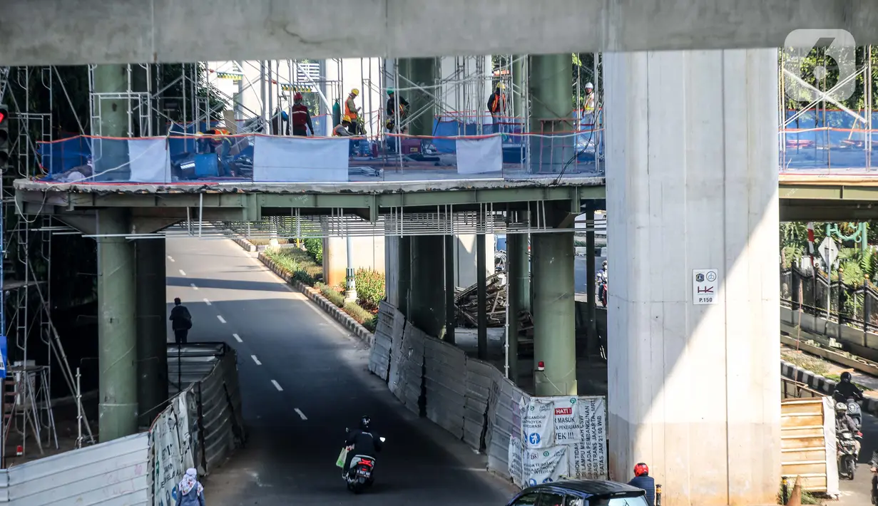 Suasana area proyek pembangunan skybridge di simpang CSW, Jakarta Selatan, Senin (27/7/2020). Proyek yang akan mengintegrasikan Halte Transjakarta Koridor 1 (Blok M-Kota) dan Koridor (Ciledug-Mampang) dengan Stasiun MRT Asean ditargetkan rampung akhir 2020. (Liputan6.com/Faizal Fanani)