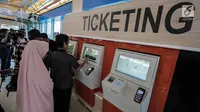 Calon penumpang membeli tiket kereta Bandara Soekarno-Hatta di stasiun Sudirman Baru, Jakarta, Selasa (26/12). Pada pengoperasian perdana ini kereta bandara baru melayani Stasiun Sudirman Baru, Batu Ceper dan soekarno Hatta. (Liputan6.com/Faizal Fanani)