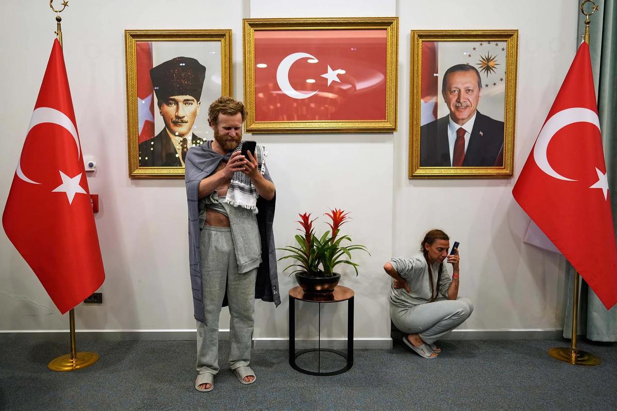 FOTO: Aktivis Global Sumud Tiba di Istanbul Setelah Ditahan srael