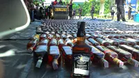 Pemusnahan puluhan ribu botol miras ilegal di Makassar, Sulsel, Jumat (22/5/2015) (Liputan6.com/Eka Hakim)