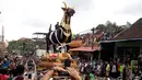 Ribuan orang berkerumun mengikuti prosesi ngaben Anak Agung Niang Agung di Bali, Indonesia, Jumat (2/3). Acara ngaben ini berdamak besar terhadap peningkatan hunian di Ubud. (AP Photo/Firdia Lisnawati)