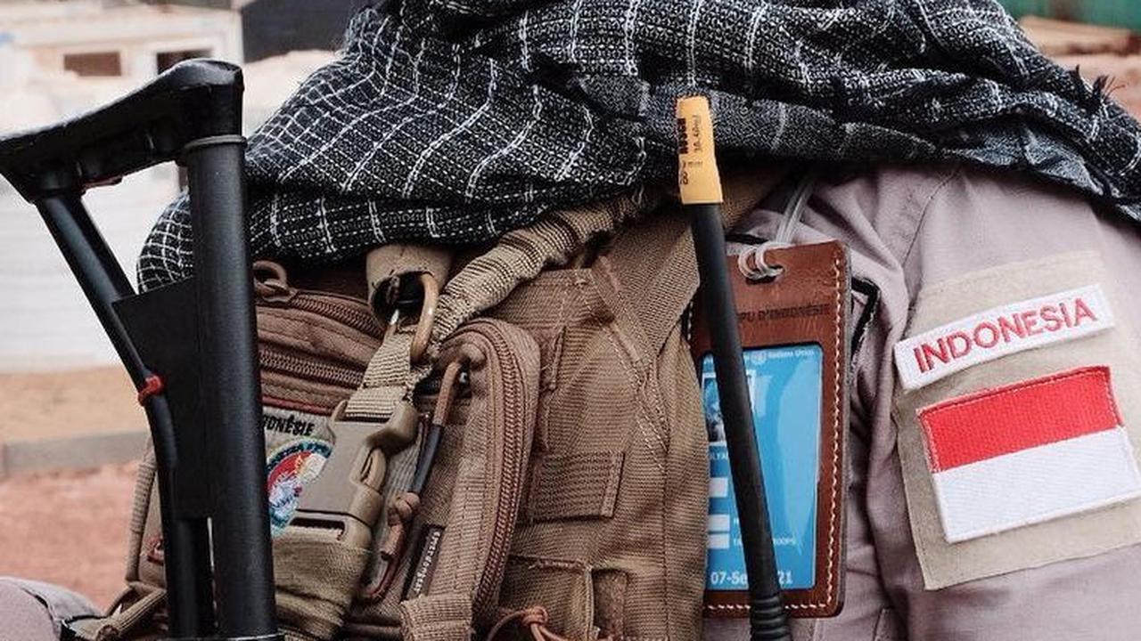 Pada saat menjalani tugasnya, Bripka Iis terlihat begitu garang dan tegas.