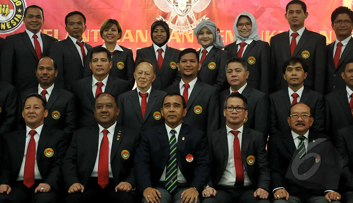 Sejumlah pengurus baru PB Taekwondo Indonesia periode 2015-2019 berfoto bersama di Wisma Serbaguna, SGBK, Jakarta, Senin (27/4/2015). (Liputan6.com/JohanTallo)