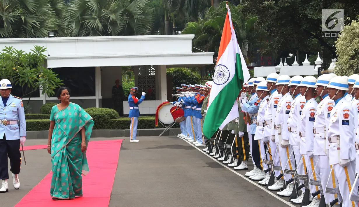 Menteri Pertahanan India, Nirmala Sitharaman berjalan  saat tiba di Kantor Kementerian Pertahanan, Jakarta Pusat, Selasa (23/10). Kunjungan Menhan India Tersebut untuk mempererat kerja sama bidang keamanan kedua negara. (Lipuann6.com/Angga Yuniar)