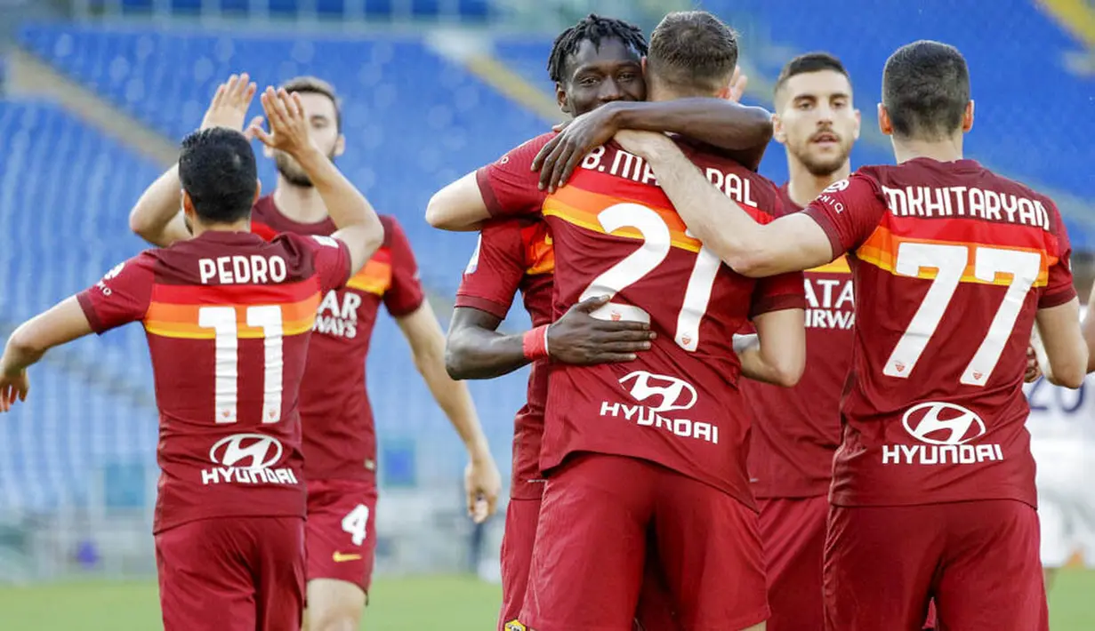 Para pemain AS Roma merayakan gol yang dicetak oleh Borja Mayora ke gawang Crotone pada laga Liga Italia di Stadion Olimpico, Senin (10/5/2021). AS roma menang dengan skor 5-0. (AP/Gregorio Borgia)