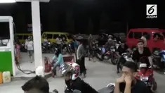 Akibat BBM jenis premium langka di beberapa kota di Sulawesi Barat, warga mengantri hingga subuh tiba.