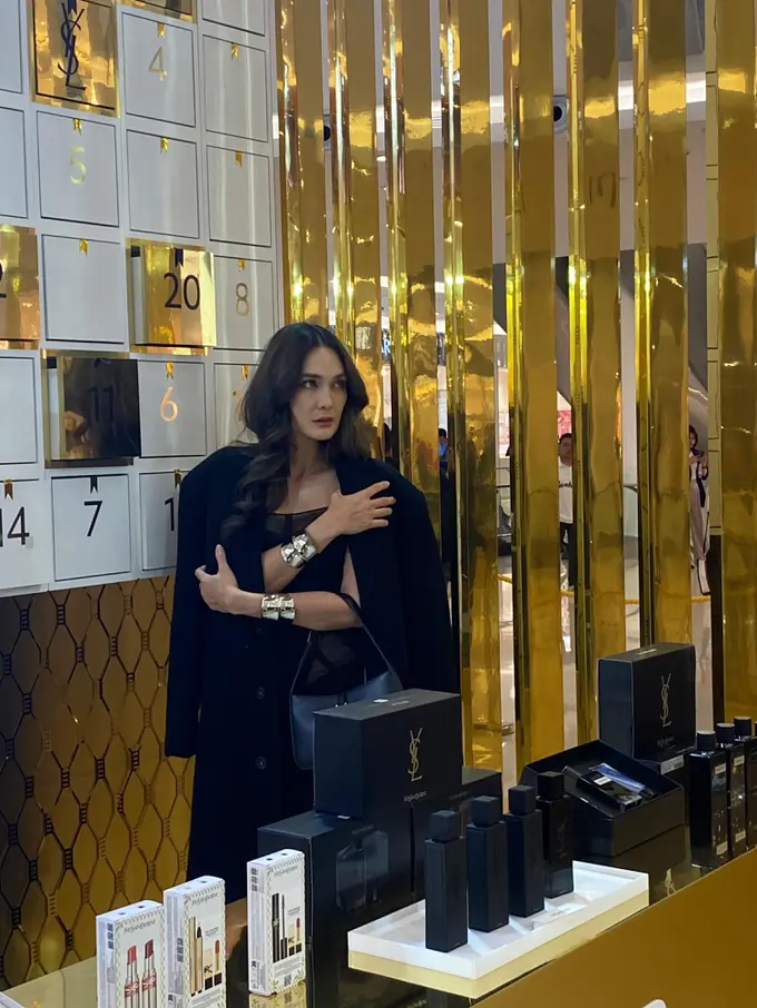 Luna Maya di YSL Winter Fantasy