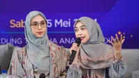 Ria Ricis dan kakaknya, Oki Setiana Dewi saat meresmikan didirikannya Taman Kanak-kanak (TK) Maha Anak Usia Dini di Kawasan Tangerang Selatan, Sabtu (25/5/2025). (Dok. via M. Altaf Jauhar)