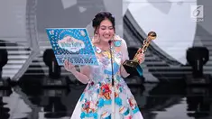 Senyum Via Vallen saat memperoleh penghargaan kategori penyanyi dangdut solo wanita terpopuler dalam Indonesian Dangdut Awards 2018 di Studio 5 Indosiar, Jakarta, Jumat (12/10). (Liputan6.com/Faizal Fanani)