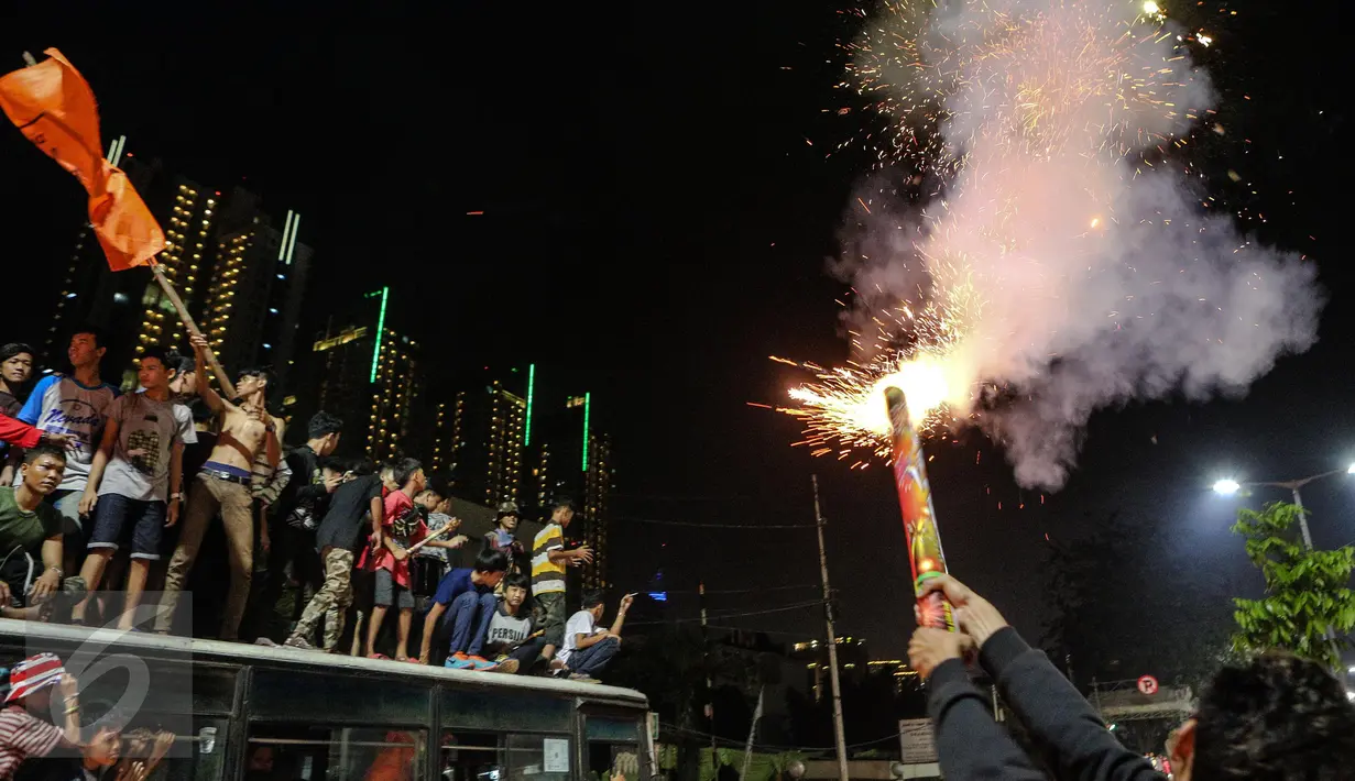 Warga Jakarta menggelar malam takbir dengan bermain petasan di Jalan Tanah Abang, Jakarta, Kamis (16/7/2015). Pemerintah melalui Kementerian Agama telah menetapkan 1 Syawal 1436H yang jatuh pada tanggal 17 Juli 2015.(Liputan6.com/Faizal Fanani)