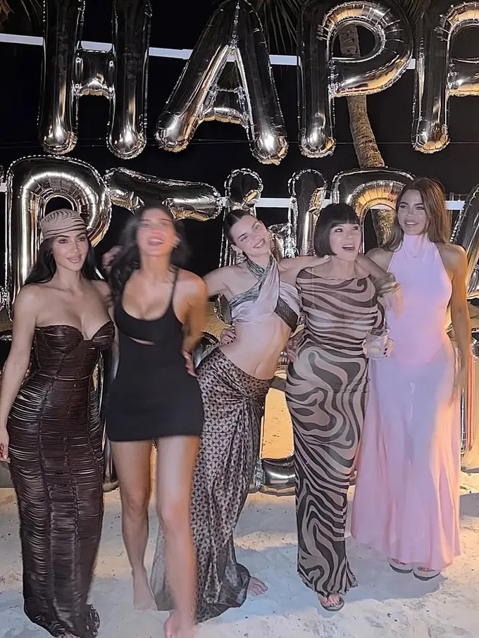 Kendall Jenner Rayakan Ulang Tahun ke-30 bersama keluarganya. [@kimkardashian]