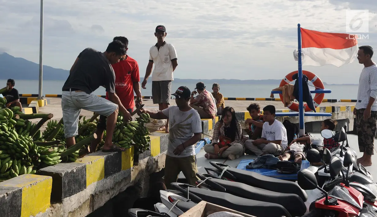 Warga menaikkan buah-buahan ke atas  kapal  di pelabuhan Pulau Sebesi, Lampung, Senin(31/12). Dari Dermaga Canti ke Sebesi, hanya ada satu kapal yang menyeberang pada pukul 13.00 WIB dengan  tarif Rp 20.000 per orang. (Liputan6.com/Herman Zakharia)