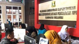 Situasi kantor Disdukcapil Sukabumi tetap ramai dipenuhi warga. (Liputan6.com/Fira Syahrin)