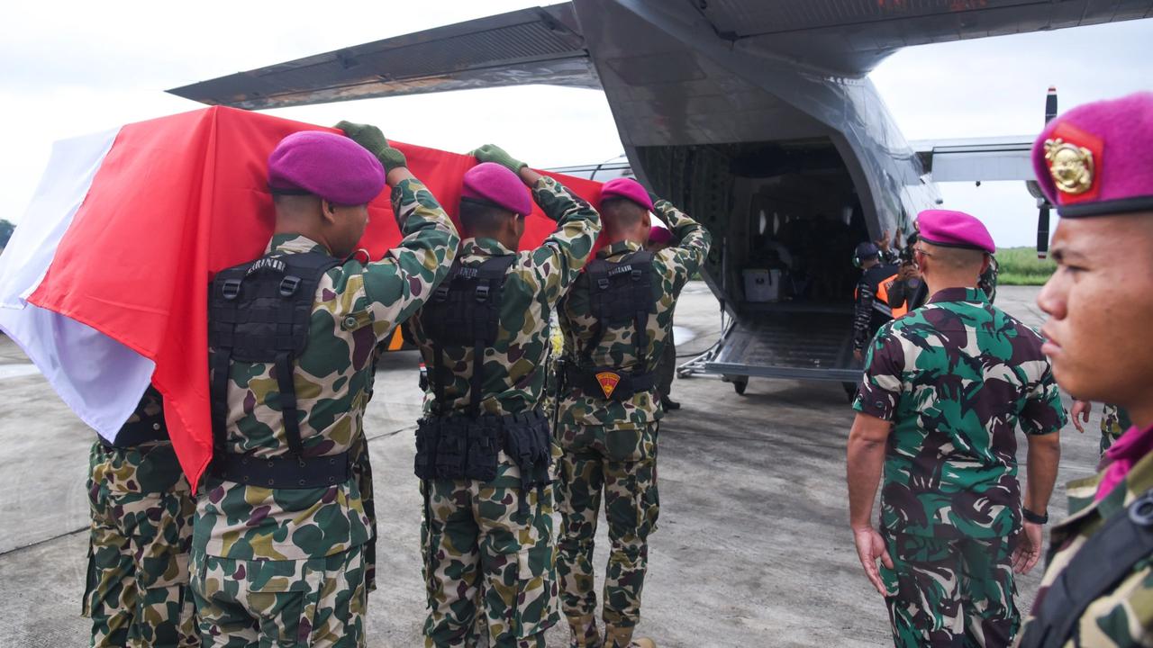 FOTO: Upacara Pelepasan Jenazah Dua Prajurit TNI AL yang Gugur dalam Musibah Tanah Longsor di Cisarua