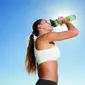 Minum air putih bermanfaat untuk metabolisme tubuh yang pengaruhi pembakaran lemak.(Foto: hidrateh2o.com)