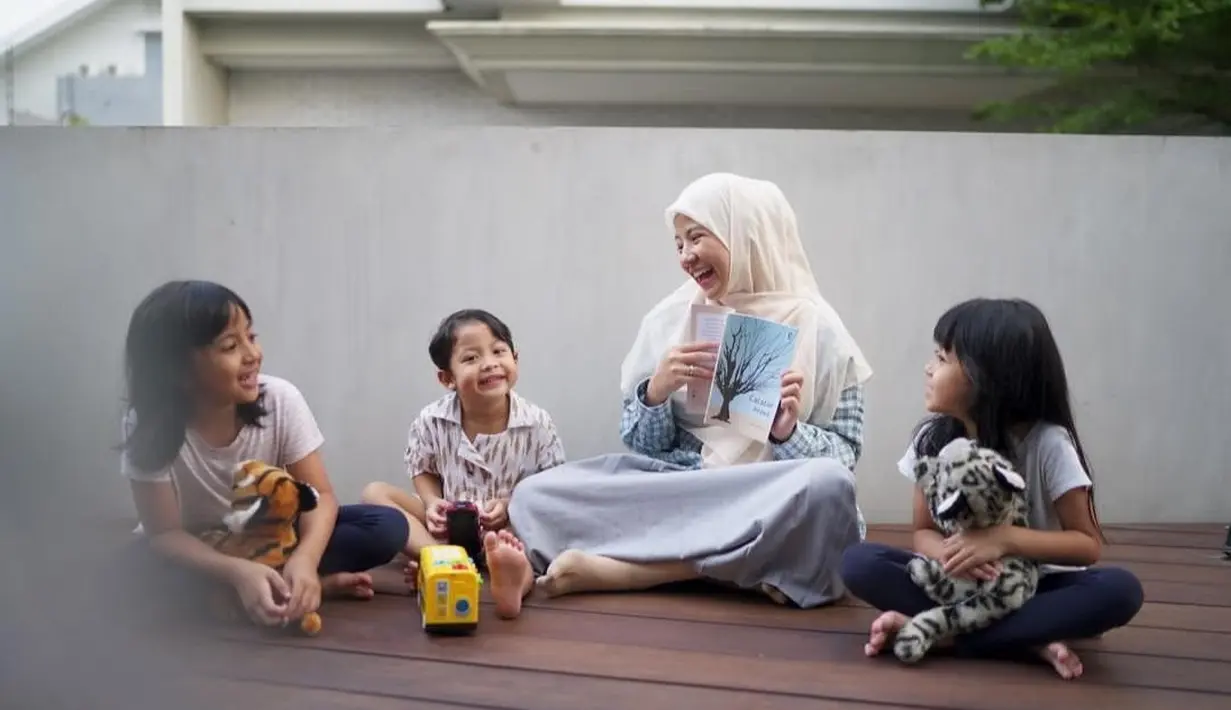 Sayangnya setelah 10 tahun menikah, Desta mengungat cerai Natasha Rizky. Desta juga tidak meminta hak asuh ketiga anaknya.