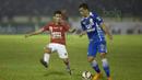 Pemain Persib, Aron Da Silva (kanan), berusaha melewati pemain Bali United, Hendra Sandi Gunawan, dalam laga persahabatan di Stadion Siliwangi, Bandung, Sabtu (13/2/2016). (Bola.com/Vitalis Yogi Trisna) 