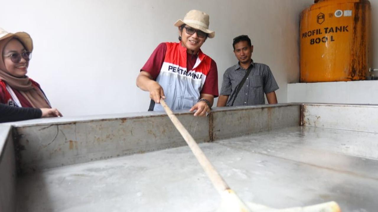 Sedangkan pada tahun 2023, melalui inovasi yang telah dikembangkan untuk meningkatkan kuantitas produksi garam rakyat nyatanya telah berhasil meningkatkan produksi garam mencapai 54 ton.<br>
