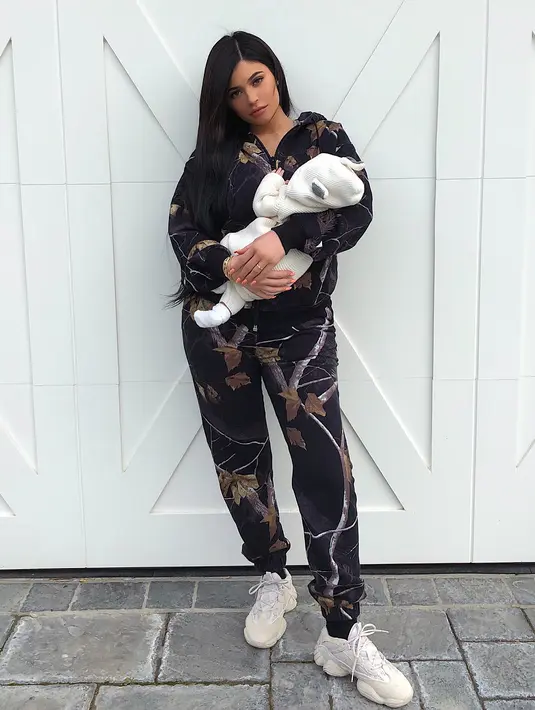 "Kylie Jenner benar-benar telaten menjaga Stormi," jelas sumber. (instagram/kyliejenner)