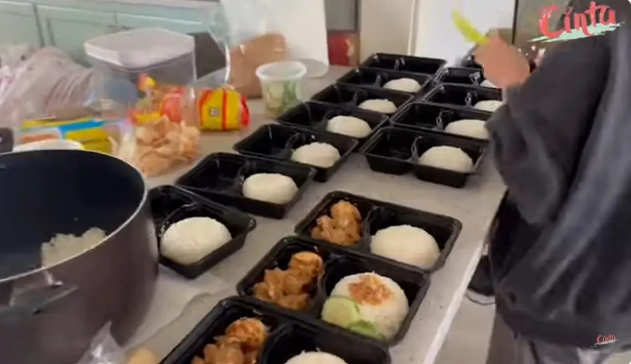 Cinta menjual makanan khas Indonesia, seperti sop buntut hingga rendang. Tampak nasi sudah dijejer sesuai dengan pesanan. [Youtube/Cinta]