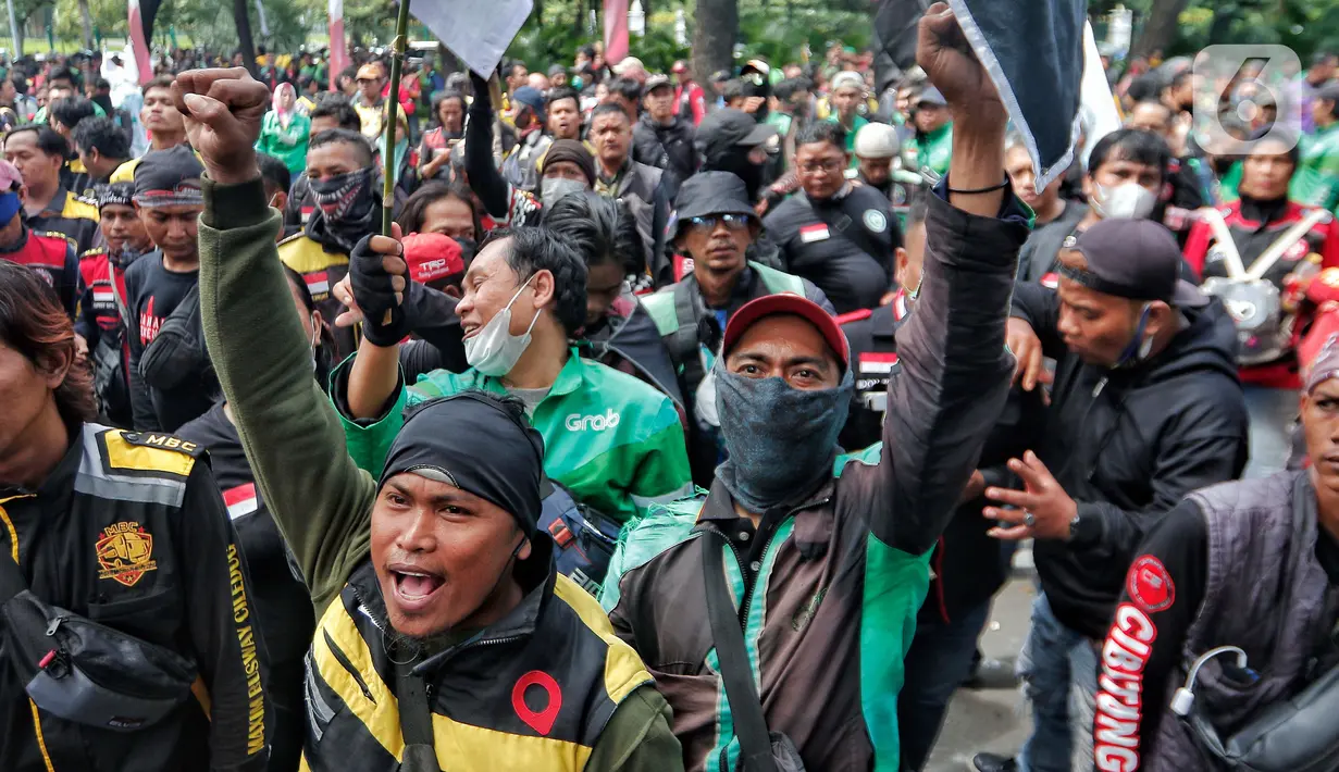 Ratusan pengemudi ojek online melakukan aksi di depan Balai Kota Jakarta, Rabu (8/2/2023). Dalam aksinya, mereka menolak penerapan jalan berbayar atau electronic road pricing (ERP) diterapkan di Jakarta. (Liputan6.com/Angga Yuniar)