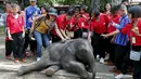 Siswa dan guru bermain dengan gajah di sebuah kamp di Thailand kuno Ayutthaya, Bangkok, Thailand, (11/8/2015). Thailand akan merayakan Hari Gajah Dunia pada tanggal 12 Agustus 2015. (REUTERS/Chaiwat Subprasom)
