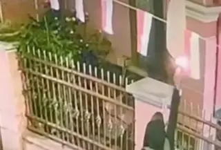 Pria Bakar Bendera Merah Putih di Bandung (Tangkapan layar Ig @infomelongcijerah.id)