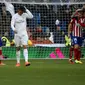 Penyerang Real Madrid Cristiano Ronaldo hanya bisa terunduk lesu setelah pemain Atletico Madrid Antoine Griezmann menjebol gawang Keylor Navas dalam lanjutan La Liga Spanyol di Santiago Bernabey, Sabtu (27/2/2016). (Liputan6.com/REUTERS/Sergio Perez)