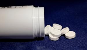 Minum Obat Anti Nyeri Usai Operasi Penggantian Sendi Lutut, Dokter: Enggak Boleh Ya. Foto Ilustrasi: Liputan6.com/Ade Nasihudin.