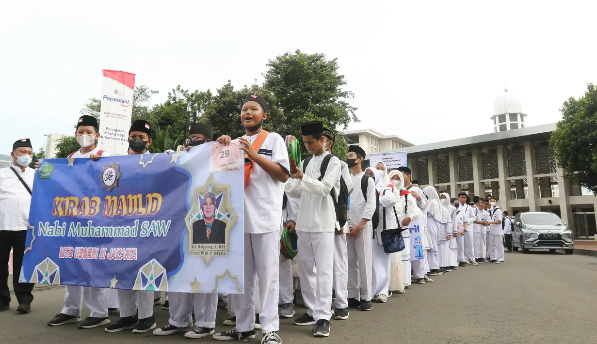 Murid sekolah melakukan pawai mengelilingi Kawasan Pejambon dan Gambir di Jakarta, Sabtu (8/10/2022). Pawai tersebut diikuti ratusan peserta dari Madrasah Ibtidaiyah (MI), Madrasah Tsanawiyah Negeri (MTsN), Madrasah Aliyah dan perwakilan Majelis Taklim Istiqlal dalam rangka memperingati Maulid Nabi Muhammad SAW. (Liputan6.com/Herman Zakharia)
