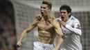Striker Real Madrid, Cristiano Ronaldo, melakukan selebrasi bersama Jesus Vallejo usai mencetak gol ke gawang Juventus pada laga Liga Champions di Stadion Santiago Bernabeu, Rabu (11/4/2018). (AFP/Oscar Del Pozo)