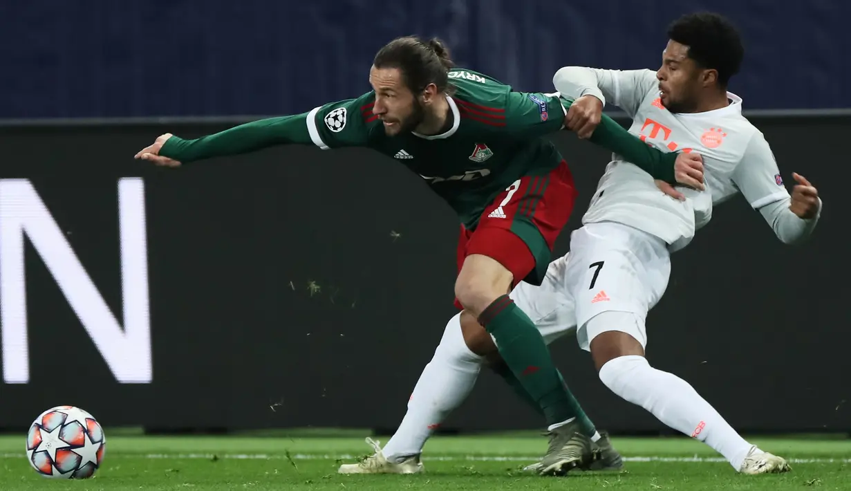 Penyerang Bayern Munchen, Serge Gnabry, berebut bola dengan gelandang Lokomotiv Moscow, Grzegorz Krychowiak, pada laga lanjutan Liga Champions 2020/2021 di RZD Arena, Rabu (28/10/2020) dini hari WIB. Bayern Munchen menang 2-1 atas Lokomotiv. (AFP/Oleg Nikishin/pool)