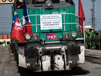 Kereta barang dari Wuhan, China, tiba untuk pertama kalinya di stasiun Saint-Priest, Lyon, Prancis, (21/4). Kereta ini mengangkut 41 kontainer dan menempuh perjalanan sepanjang 11.500 km dan memakan waktu selama 15 hari. (AFP PHOTO/JEFF PACHOUD)