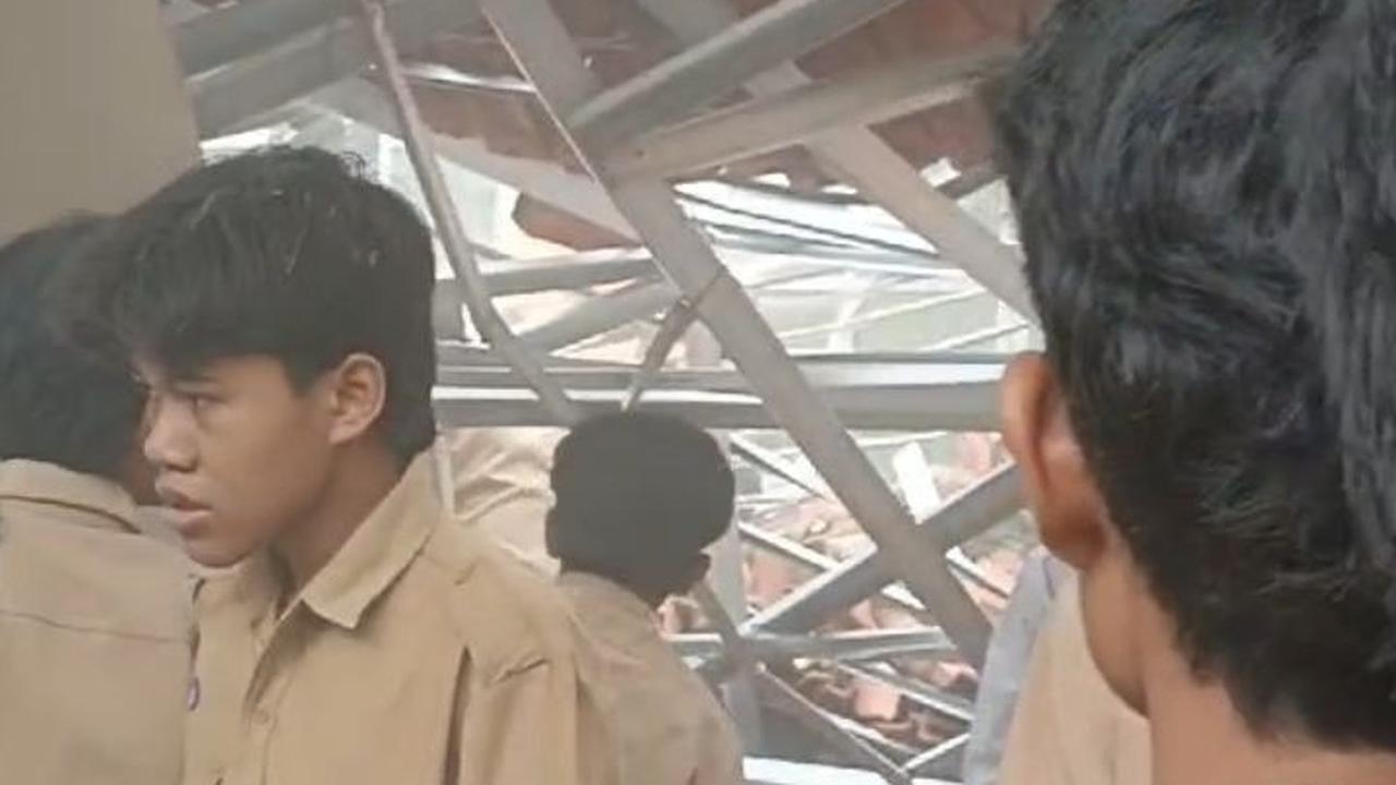 Detik-Detik Atap SMA Negeri 1 Ciampea di Bogor Ambruk, Sejumlah Siswa Dikabarkan Luka-Luka