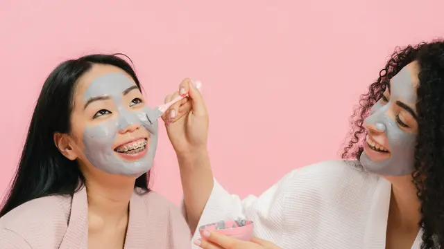 Membilas usai menggunakan clay mask