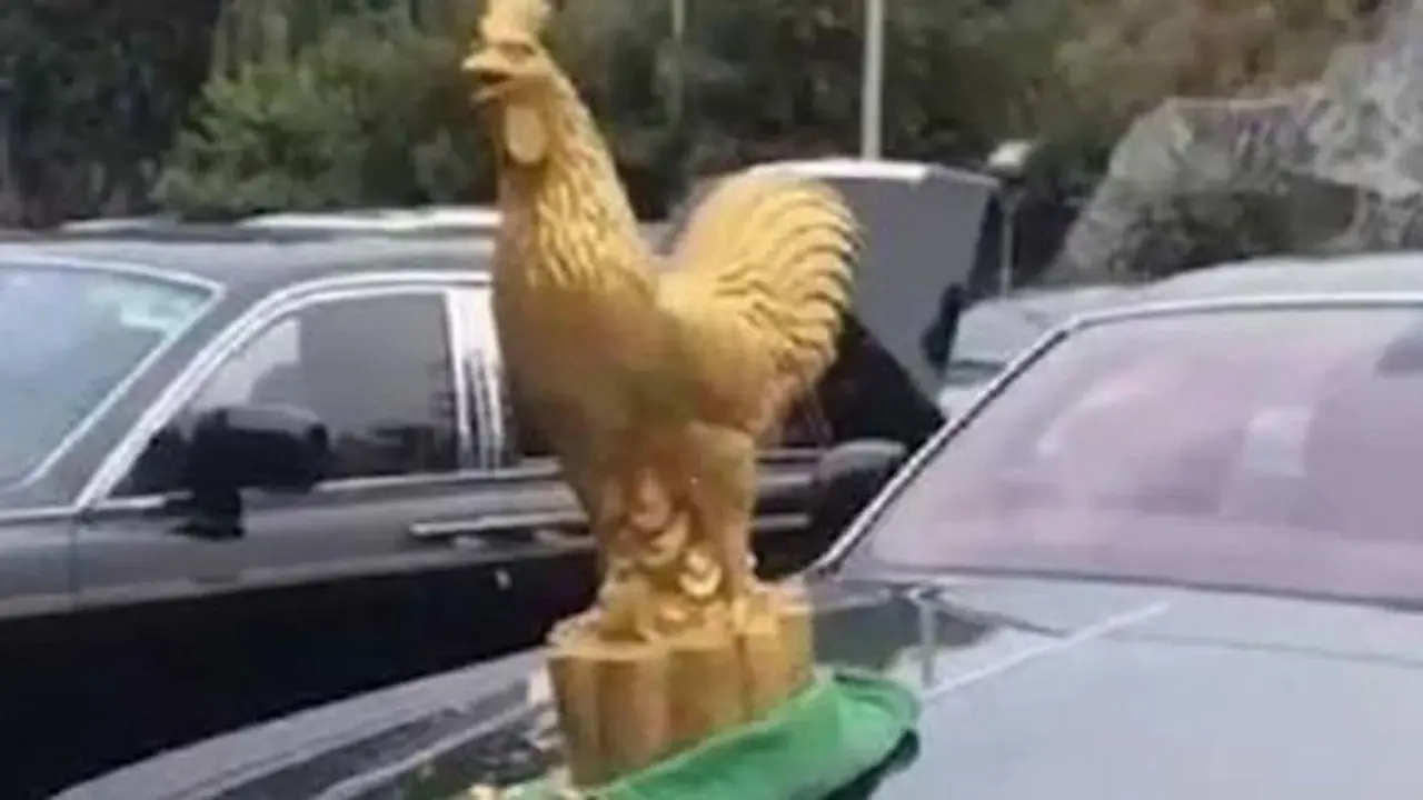 Patung ayam jago di Rolls-Royce