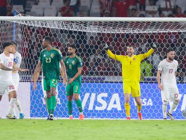 Kiper Timnas Indonesia, Maarten Paes, berhasil mengukir clean sheet saat timnya menang 2-0 atas Arab Saudi pada laga keenam Grup C putaran ketiga kualifikasi Piala Dunia 2026 di Stadion Utama Gelora Bung Karno, Jakarta, Selasa (19/11/2024) malam WIB. (Bola.com/Muhammad Iqbal Ichsan)