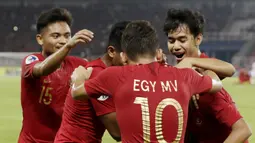 Para pemain Indonesia merayakan gol yang dicetak oleh Witan Sulaeman ke gawang Uni Emirat Arab (UEA) pada laga AFC di SUGBK, Jakarta, Rabu (24/10/2018). Indonesia menang 1-0 atas UEA. (Bola.com/M Iqbal Ichsan)