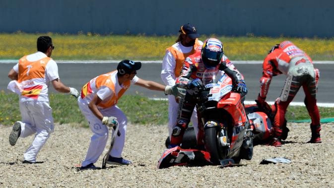 Momen Lucu Andrea Dovizioso Setelah Tabrakan Beruntun Di Motogp Jerez Motogp Bola Com
