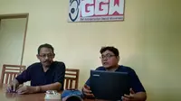 Wakil Koordinator ICW Agus Sunaryanto bersama Koordinator GGW Garut Agus Gandhi saat memberikan penjelasan kepada sejumlah media di Garut (Liputan6.com/Jayadi Supriadin)