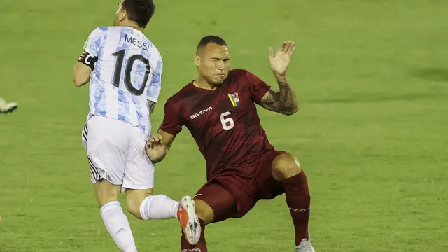 Foto: Melihat Tekel Horor yang Membuat Lionel Messi Terkapar dan Hampir Patah Kaki