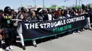 Sejumlah orang melakukan long march saat memperingati 50 tahun pembunuhan Martin Luther King Jr di Memphis, Tennessee (4/4). Martin Luther King dibunuh pada tanggal 4 April 1968. (AP/Mark Humprey)