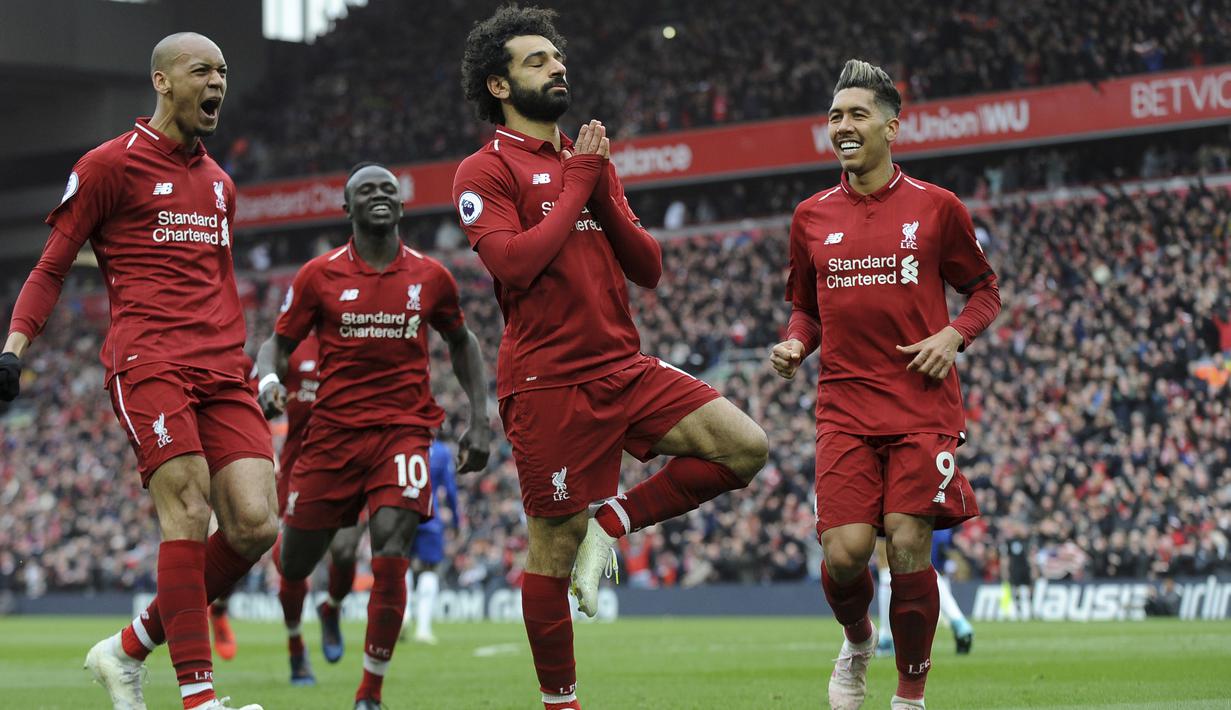 Penyerang Liverpool, Mohamed Salah, melakukan selebrasi usai membobol gawang Chelsea pada laga Premier League di Stadion Anfield, Minggu (14/4). Liverpool menang 2-0 atas Chelsea. (AP/Rui Vieira)