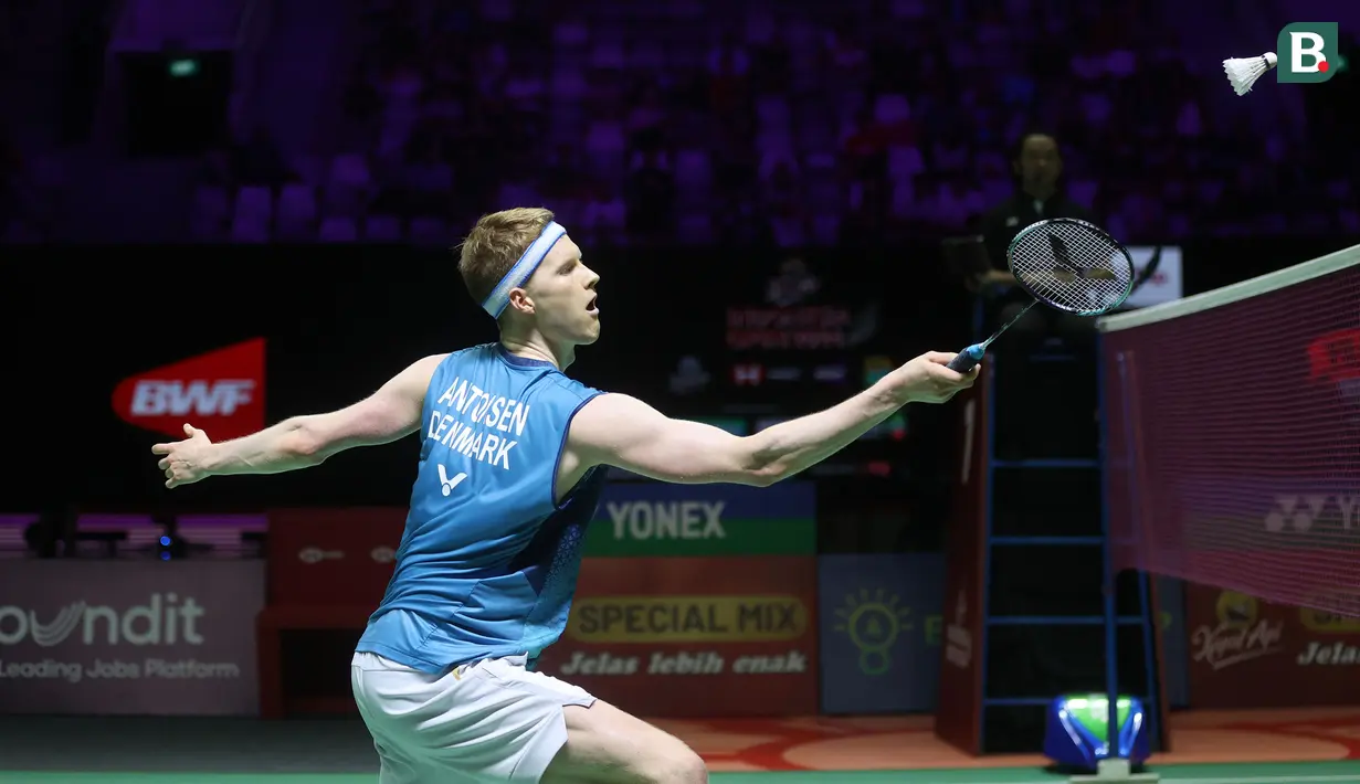 <p>Pebulu tangkis tunggal putra Denmark, Anders Antonsen berusaha mengembalikan bola di depan net saat menghadapi wakil China, Shi Yu Qi pada laga final turnamen bulu tangkis Indonesia Open 2024 di Istora Senayan, Jakarta, Minggu (9/6/2024). Anders Antonsen kalah rubber-game 9-21, 21-12 dan 14-21. (Bola.com/M Iqbal Ichsan)</p>