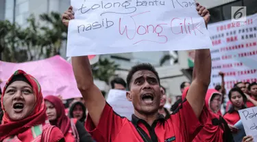 Puluhan mantan karyawan 7-Eleven (Sevel) menggelar demonstrasi di kawasan Matraman, Jakarta, Selasa (26/9). Para demonstran meneriakan tuntutannya sembarih memapangkan spanduk bertuliskan tuntutan-tuntutannya. (Liputan6.com/Faizal Fanani)